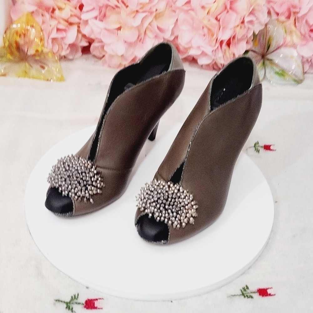 Anthro Poetic License Baby Cakes Toupe Deep V front Peep Toe Pumps Size: 7.5